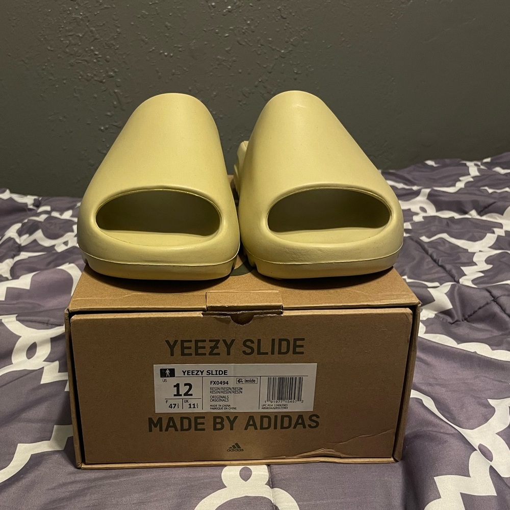 Yeezy Slide ‘Resin’ 2022 - Picture 1 of 5